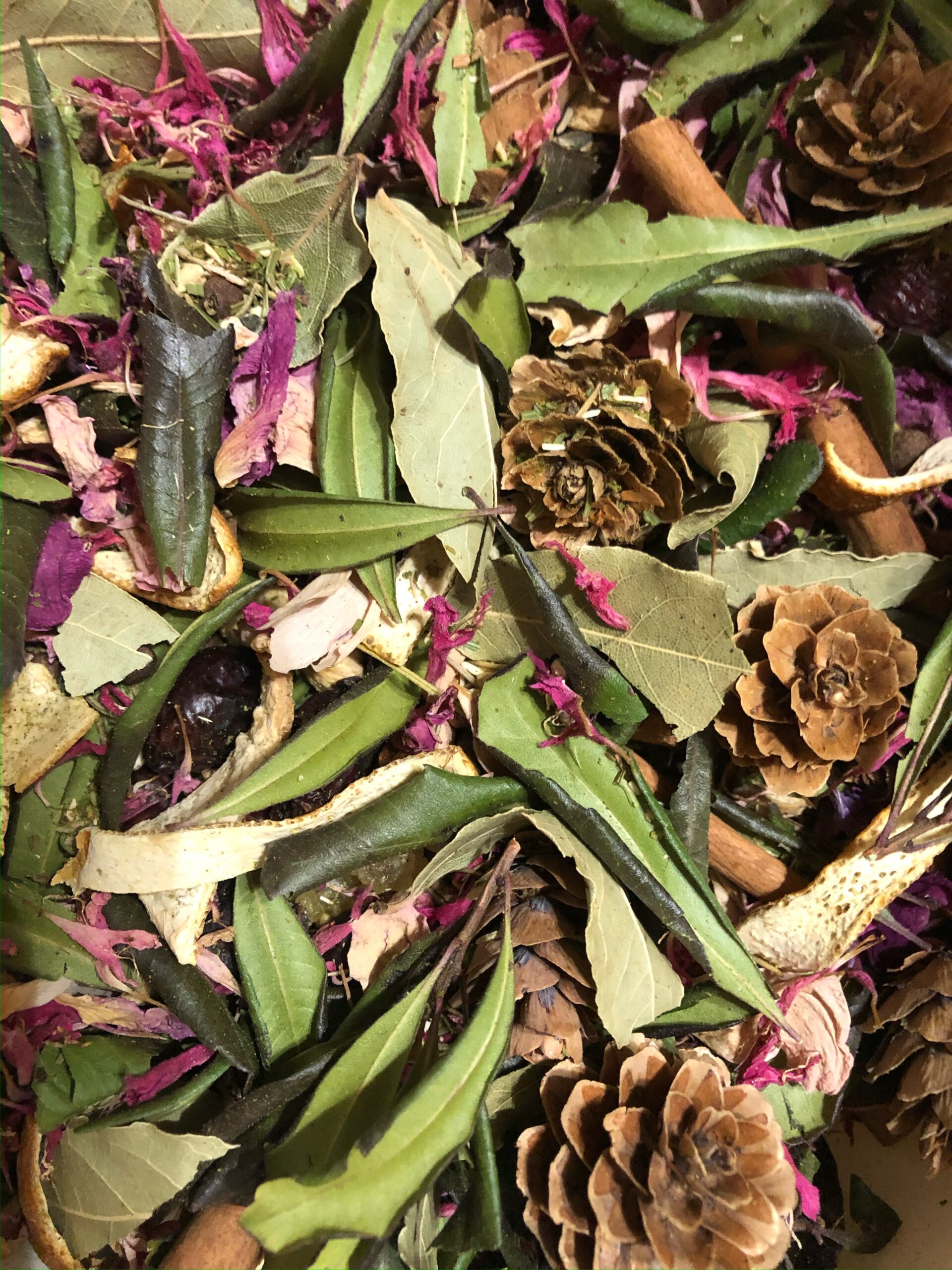 Christmas-inspired potpourri