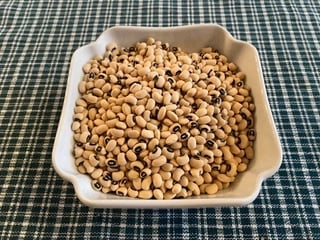A dish of black-eyed peas